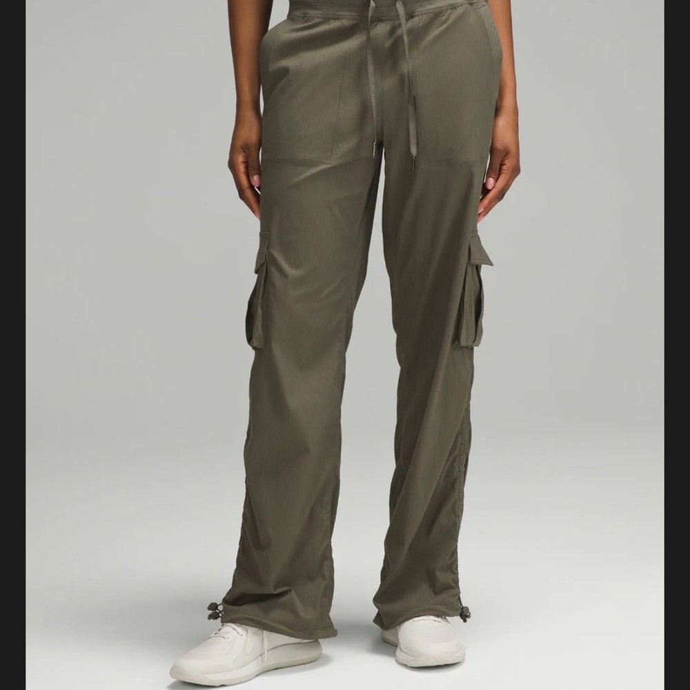 NWT Lululemon Dance Studio Relaxed Fit Mid-Rise Cargo Pant - Picture 3 of 3